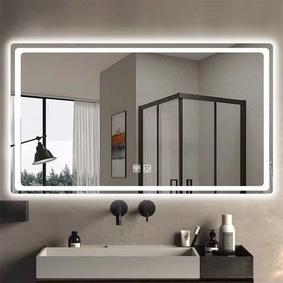 Espelho inteligente moderno com luzes LED de alta luminosidade iluminadas e desembaraçadas