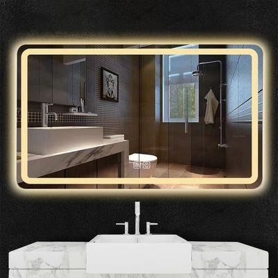 Espelho inteligente moderno com luzes LED de alta luminosidade iluminadas e desembaraçadas